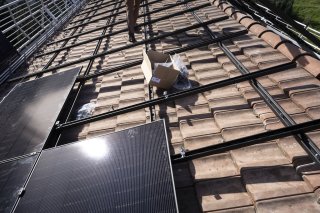 Le programme propose des conseils pratiques pour installer des panneaux solaires, adopter un système de chauffage durable ou entreprendre des travaux de rénovation thermique pour sa maison